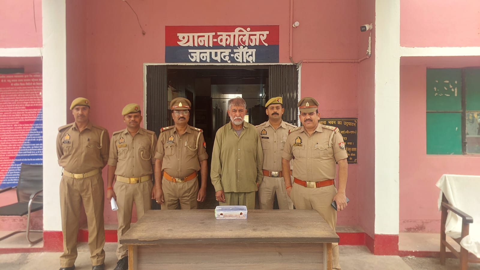 पुलिस की गिरफ्त में आरोपी. पुलिस की गिरफ्त में आरोपी.