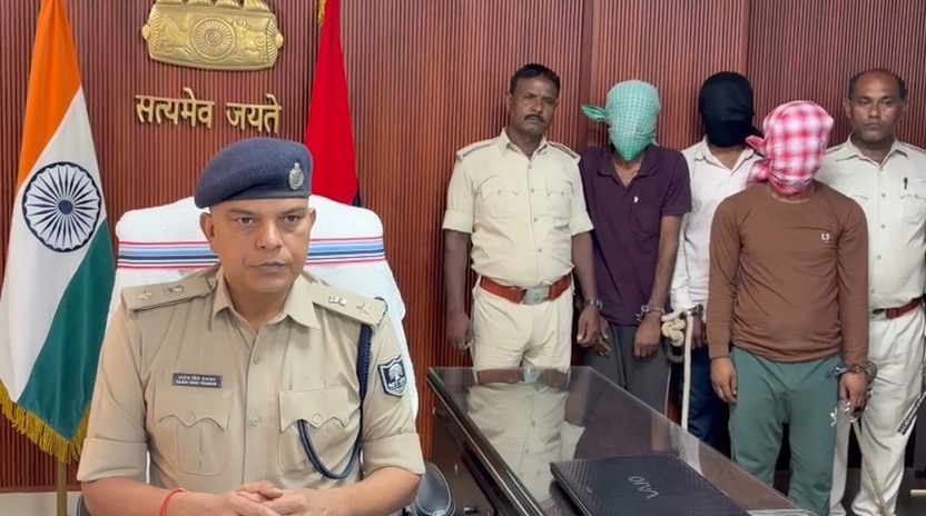 पुलिस की गिरफ्त में आरोपी.