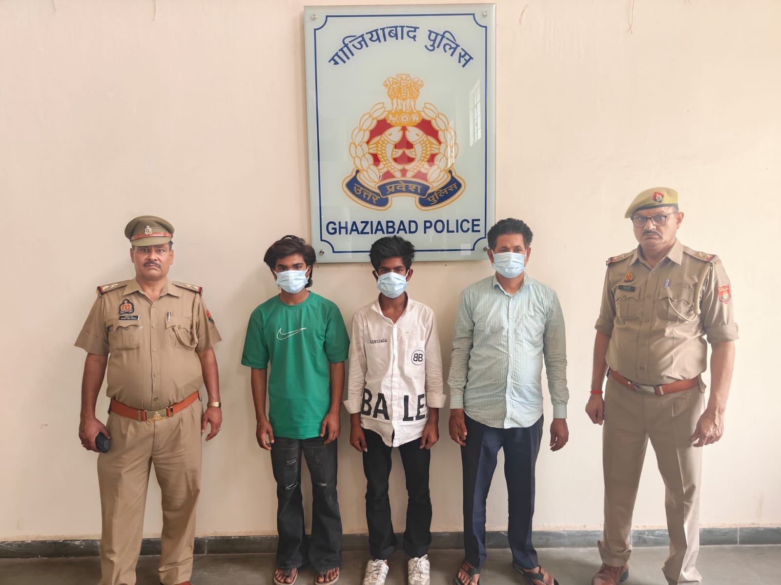 पुलिस की गिरफ्त में आरोपी.