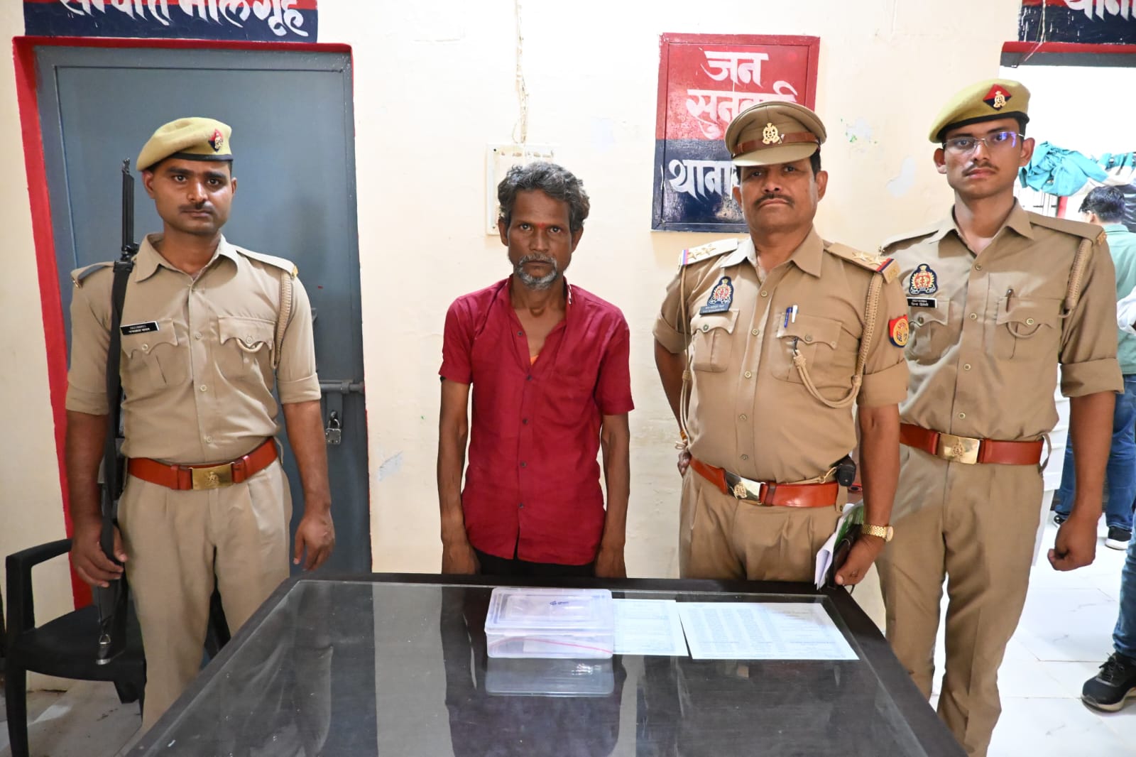 पुलिस की गिरफ्त में आरोपी.