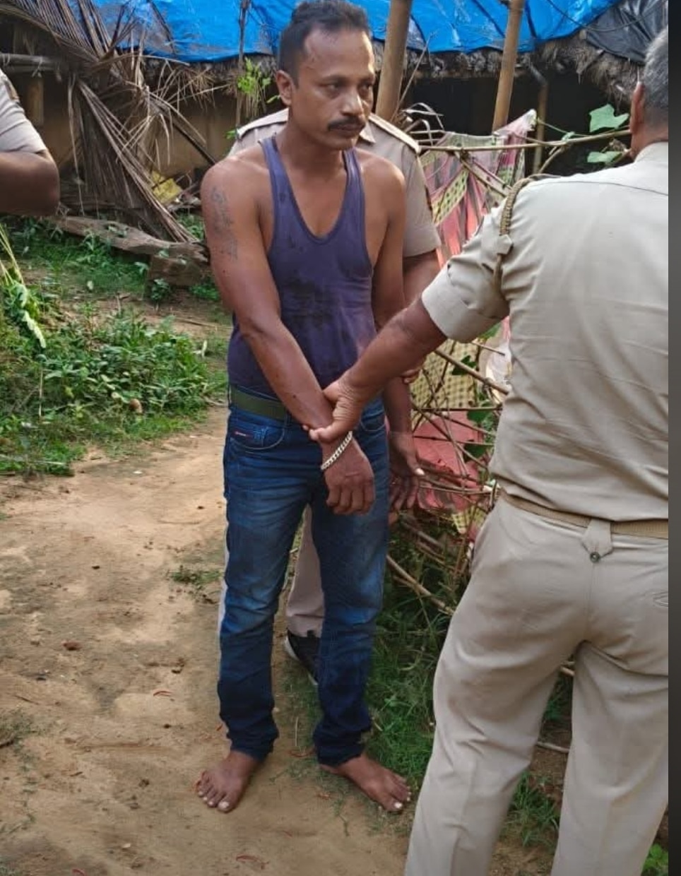 पुलिस की गिरफ्त में आरोपी.