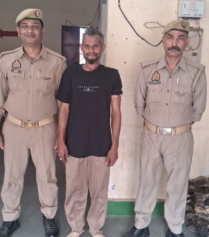 पुलिस की गिरफ्त में आरोपी. पुलिस की गिरफ्त में आरोपी.