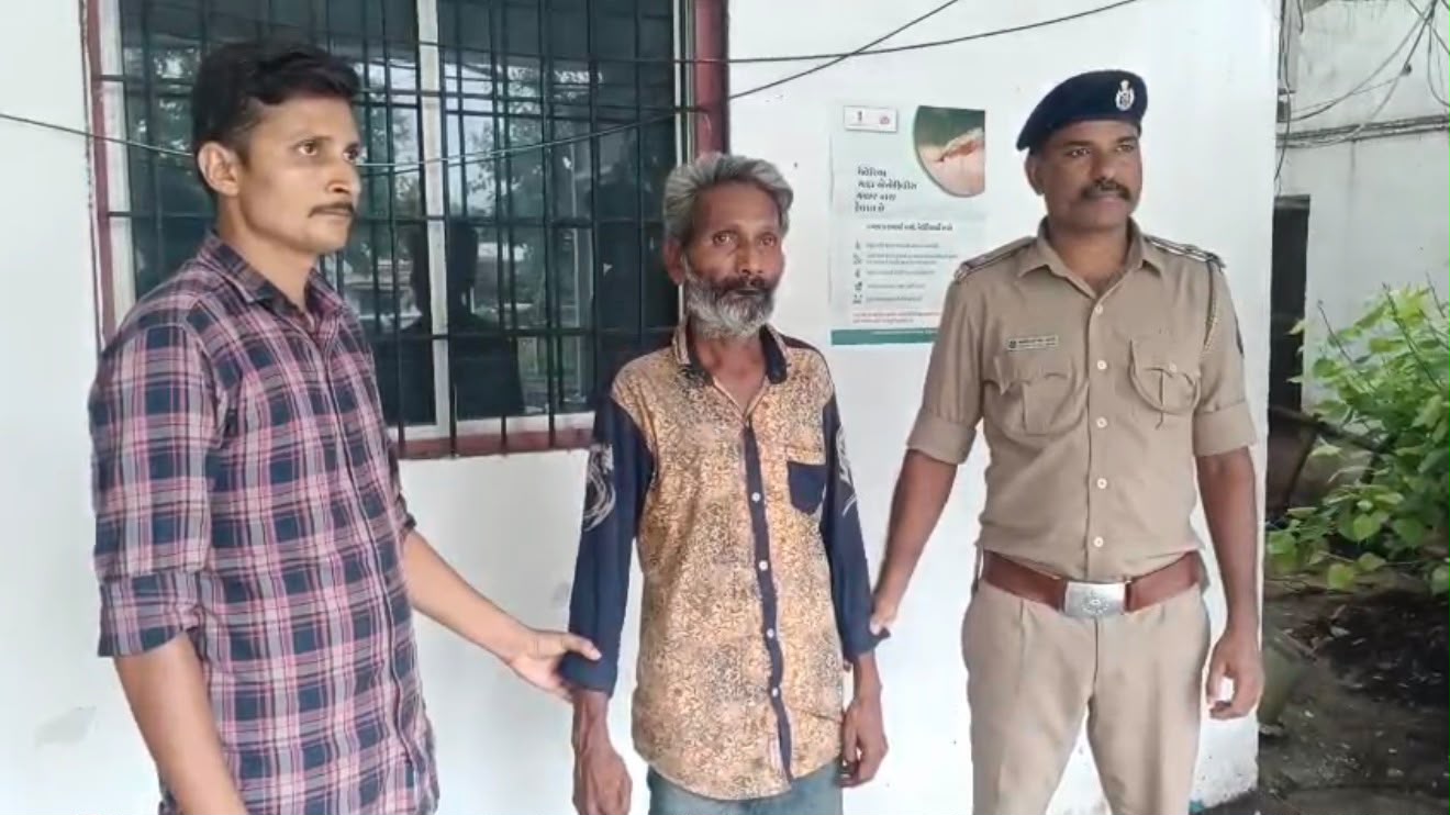 पुलिस की गिरफ्त में आरोपी. पुलिस की गिरफ्त में आरोपी.