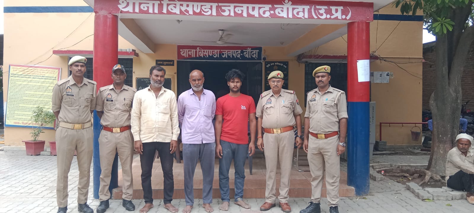 पुलिस की गिरफ्त में आरोपी.