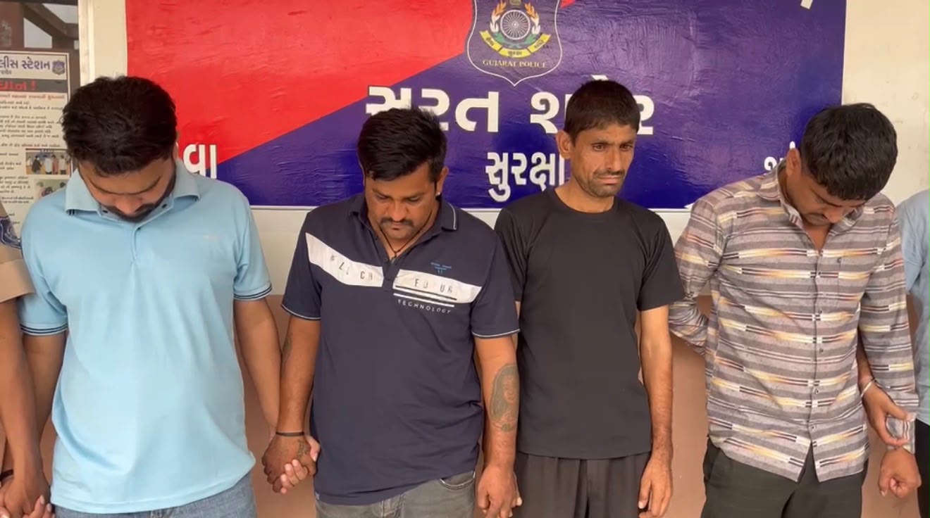 पुलिस की गिरफ्त में आरोपी. पुलिस की गिरफ्त में आरोपी.