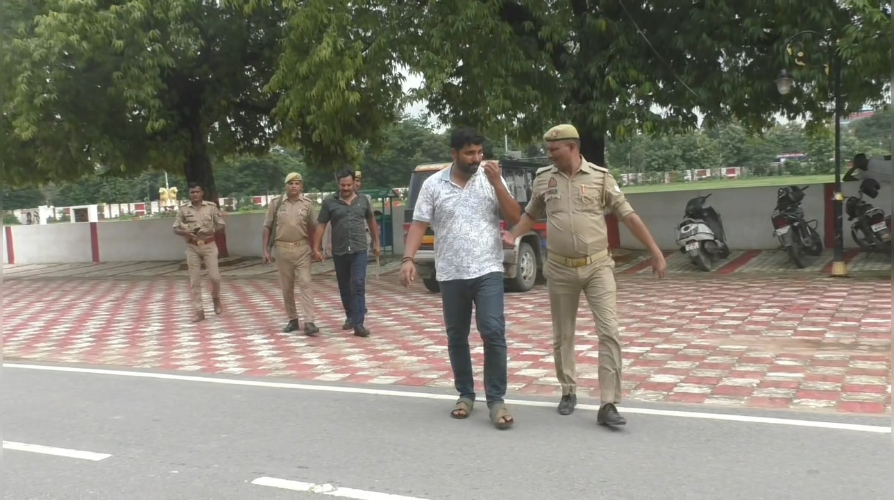 पुलिस की गिरफ्त में आरोपी.