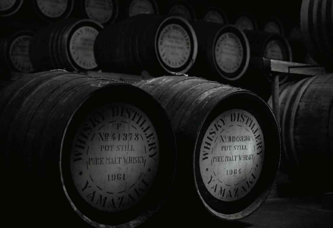 व्हिस्की को बनाने की प्रक्रिया में इसे खास किस्म के मिज़ुनारा कास्क में स्टोर करके रखा जाता है (Photo: whisky.suntory.com)