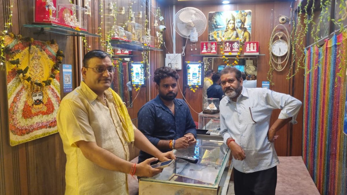 Who Was Man Dressed as Aghori CCTV Jhansi Jeweller Duping Hypnosis Claim Explained Who Was Man Dressed as Aghori CCTV Jhansi Jeweller Duping Hypnosis Claim Explained
