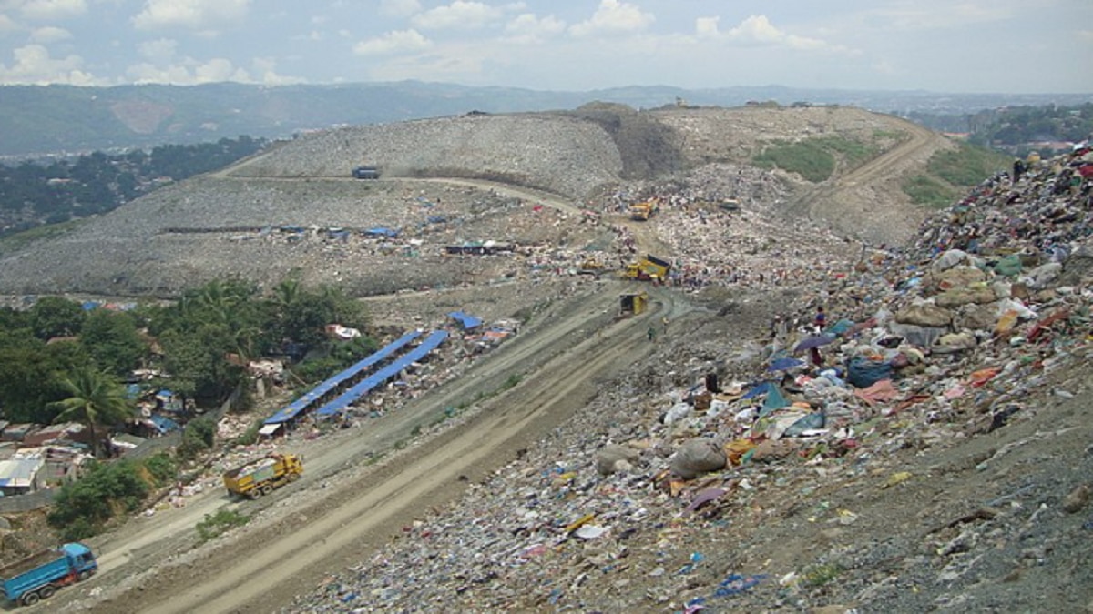garbage landslide delhi garbage mountain