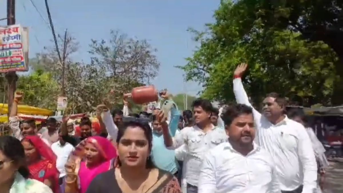 women protest over gas shortage in basti women protest over gas shortage in basti