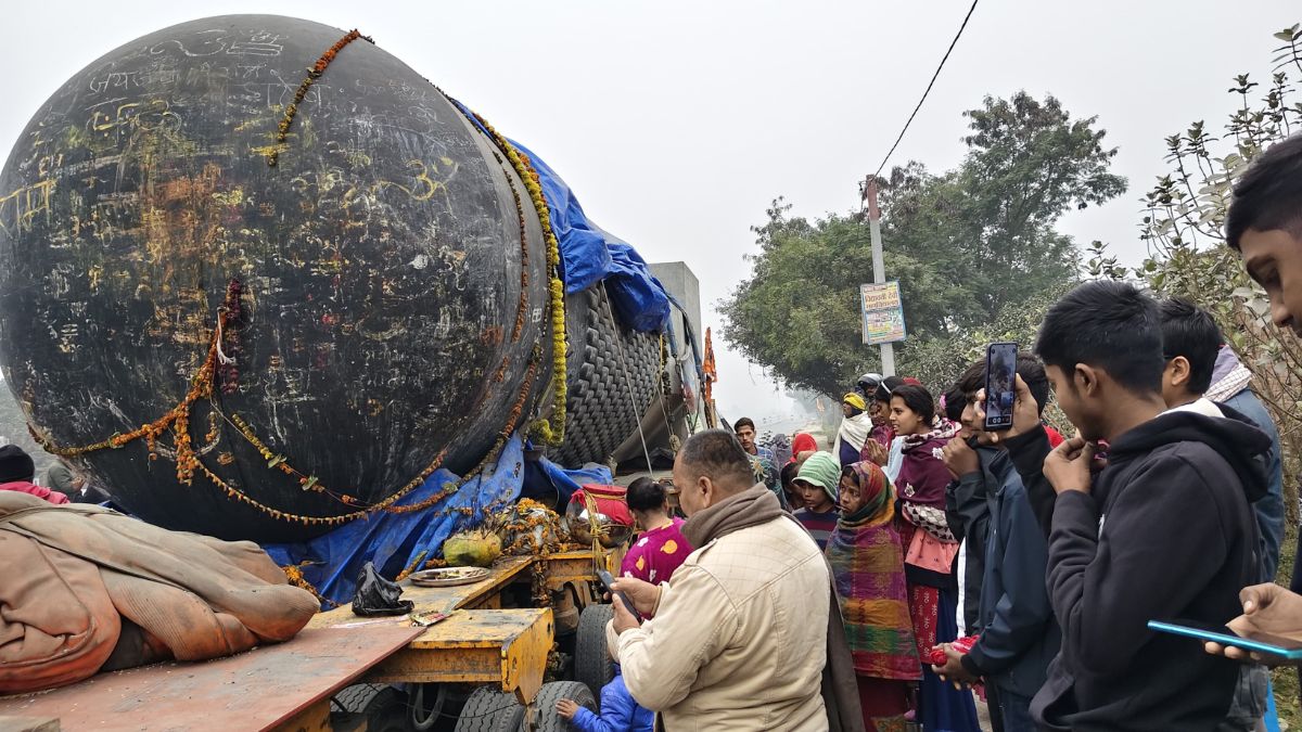 33 फीट लंबाई, 210 टन वजन... दुनिया का सबसे बड़ा शिवलिंग बिहार पहुंचा, विराट रामायण मंदिर में होगी स्थापना