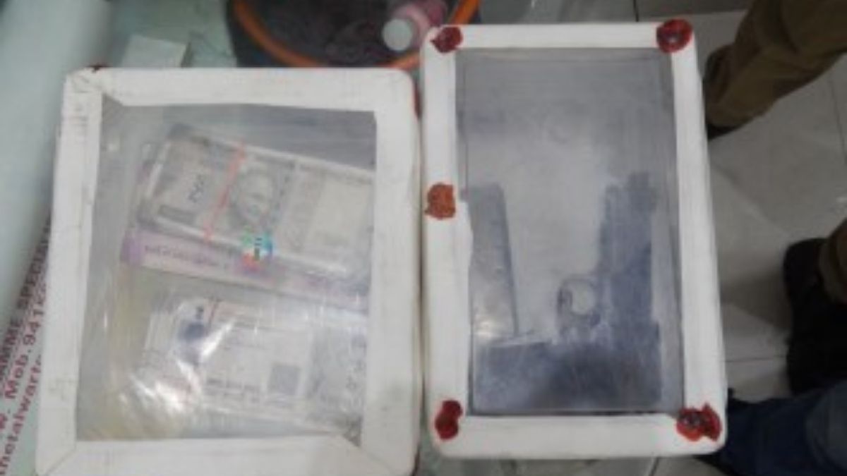 यमुना एक्सप्रेस-वे पर लिफ्ट देना पड़ा महंगा... बंधक बनाकर कार, रुपए व मोबाइल लूटा