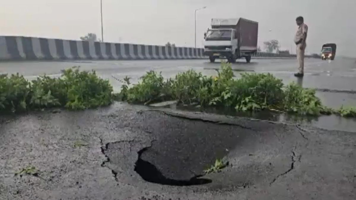 yamuna flood delhi secretariat relief camps submerged flyover collapse yamuna flood delhi secretariat relief camps submerged flyover collapse