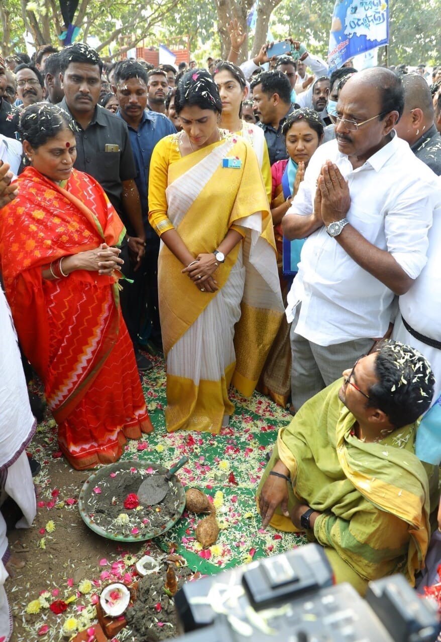 वाईएस शर्मिला ने अपनी पार्टी के कार्यालय की स्थापना के लिए भूमि पूजन भी किया वाईएस शर्मिला ने अपनी पार्टी के कार्यालय की स्थापना के लिए भूमि पूजन भी किया