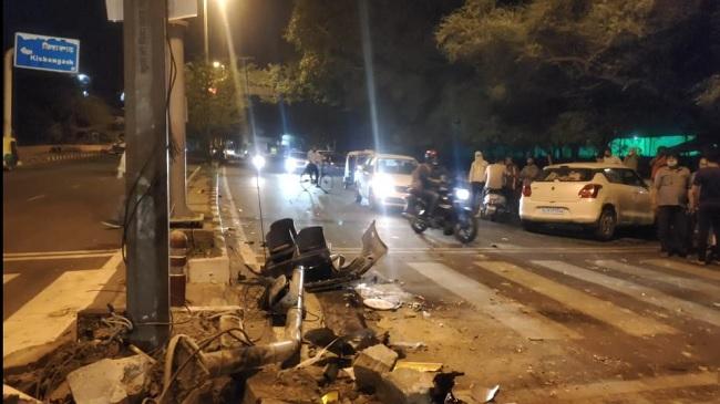 हादसे के बाद गिरा रेडलाइट का पोल