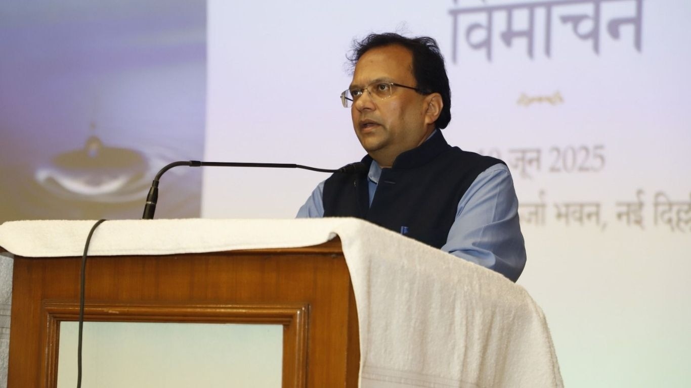 केंद्रीय गृह सचिव गोविंद मोहन कवि आशुतोष अग्निहोत्री के कविता संग्रह 'मैं बूँद स्वयं, खुद सागर हूँ' के लोकार्पण समारोह में
