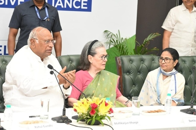 इंडिया ब्लॉक की बैठक में पहुंचे हैं घटक दलों के बड़े नेता इंडिया ब्लॉक की बैठक में पहुंचे हैं घटक दलों के बड़े नेता