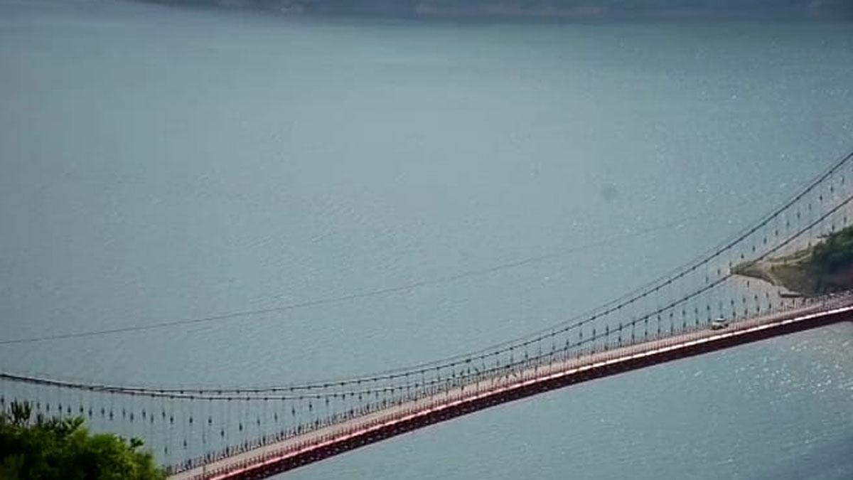 टिहरी झील पर बने झूला पुल का दृश्य