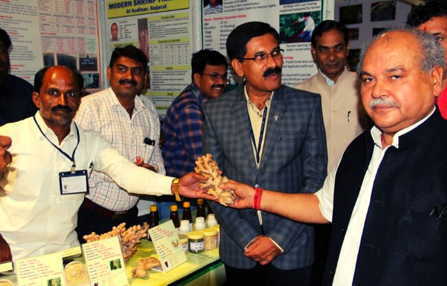 किसान गोविंद जाधव और केंद्रीय कृषि मंत्री नरेंद्र सिंह तोमर