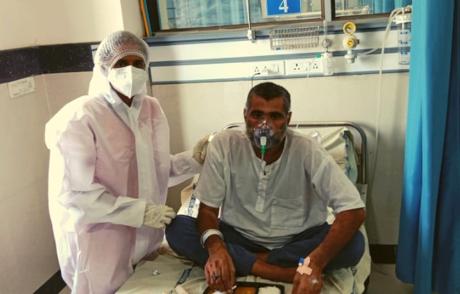 कोरोना मरीज के साथ डॉ. आरती