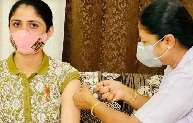 घर पर वैक्सीन लगवाते हुए गीता रबारी