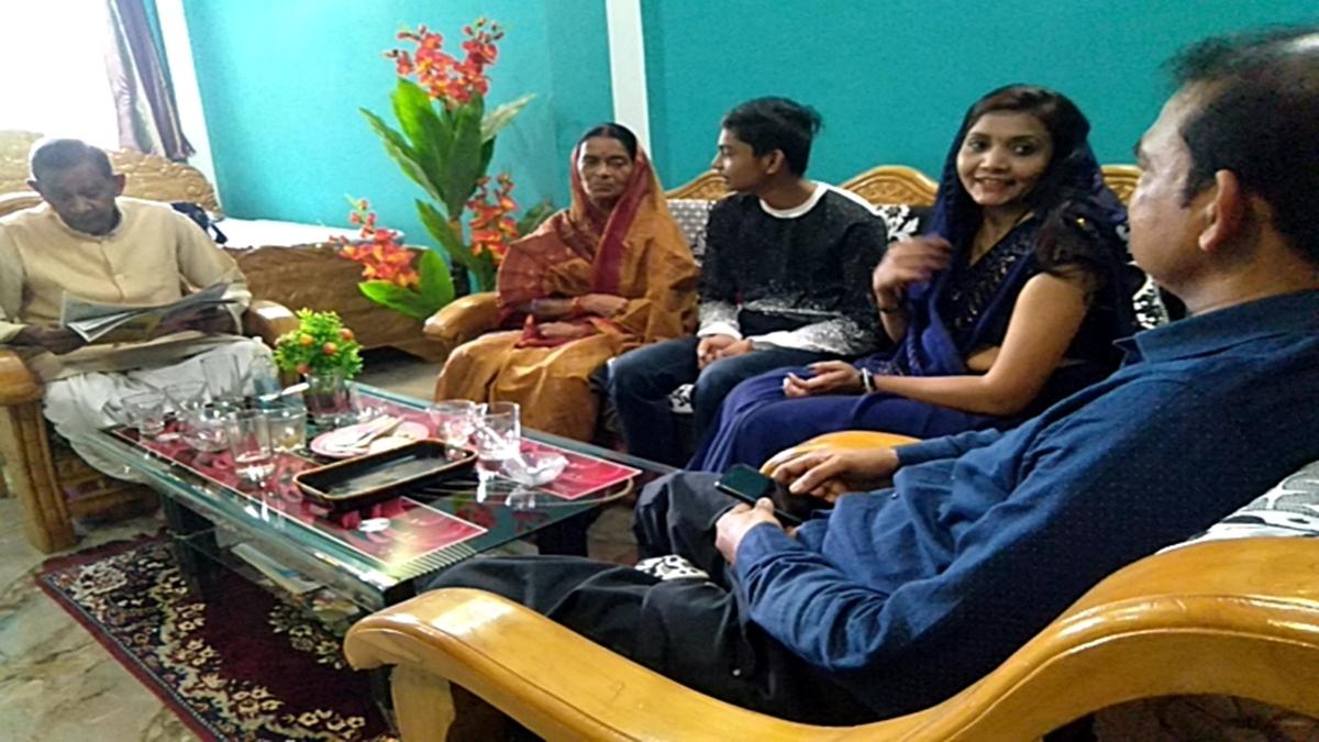 लिफ्ट की मदद से लोगों तक पहुंचता है खाना