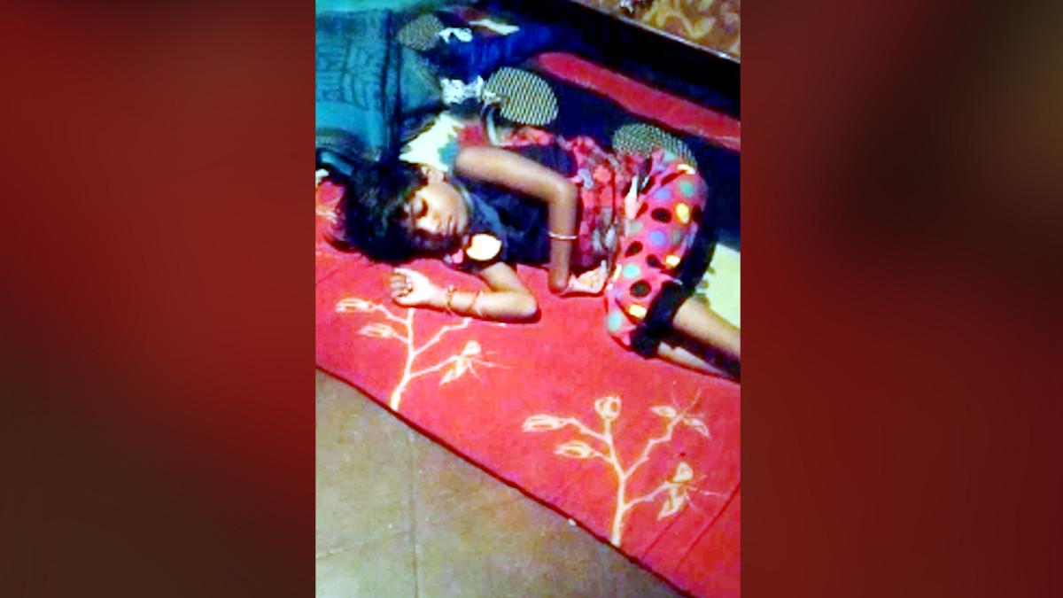 गले में लिपटा सांप.