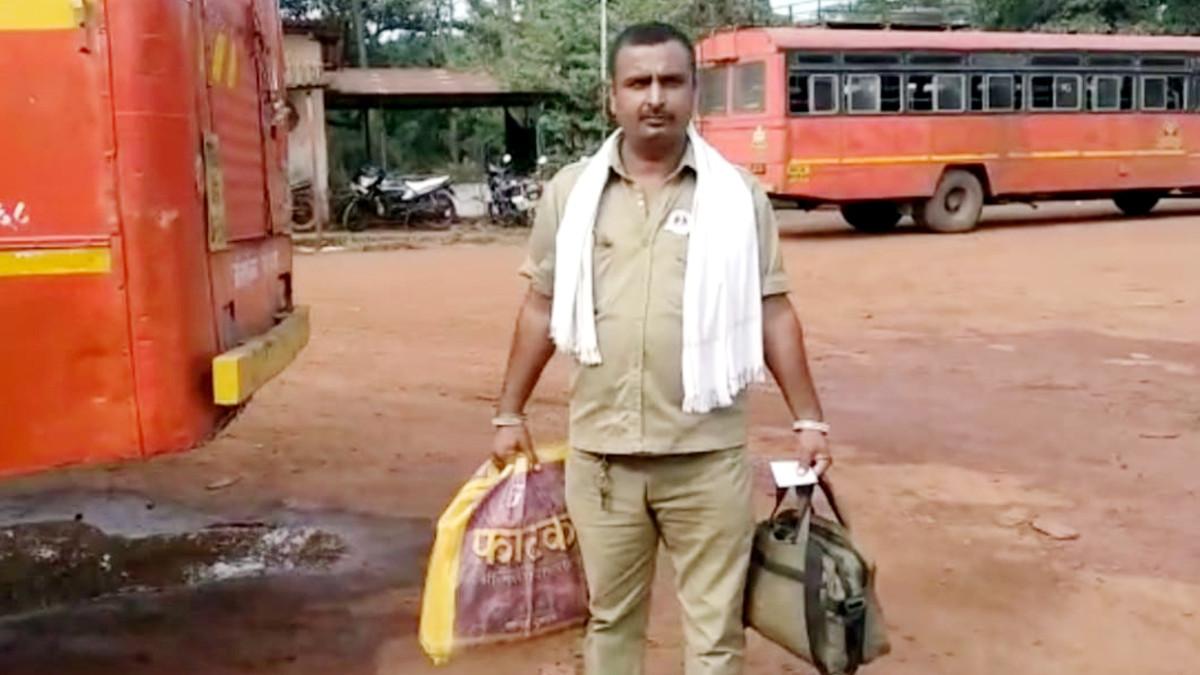 ड्यूटी करने के लिए चूड़ी पहनकर आया बस ड्राइवर.