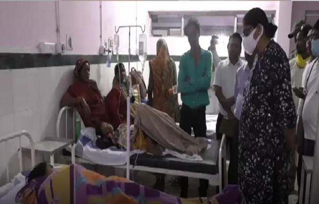 बीमारों को हाल जानती हुईं मंडला कलेक्टर (फाइल फोटो).