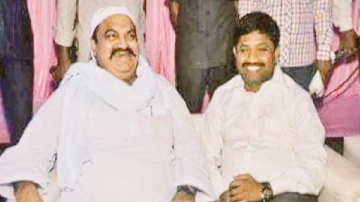 अतीक अहमद की नंदी के साथ यह तस्वीर शेयर की है. 