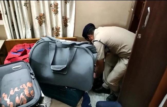 जांच करती पुलिस की टीम.