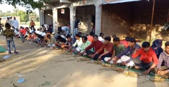 ब्रह्म भोज में खाना खाते लोग.