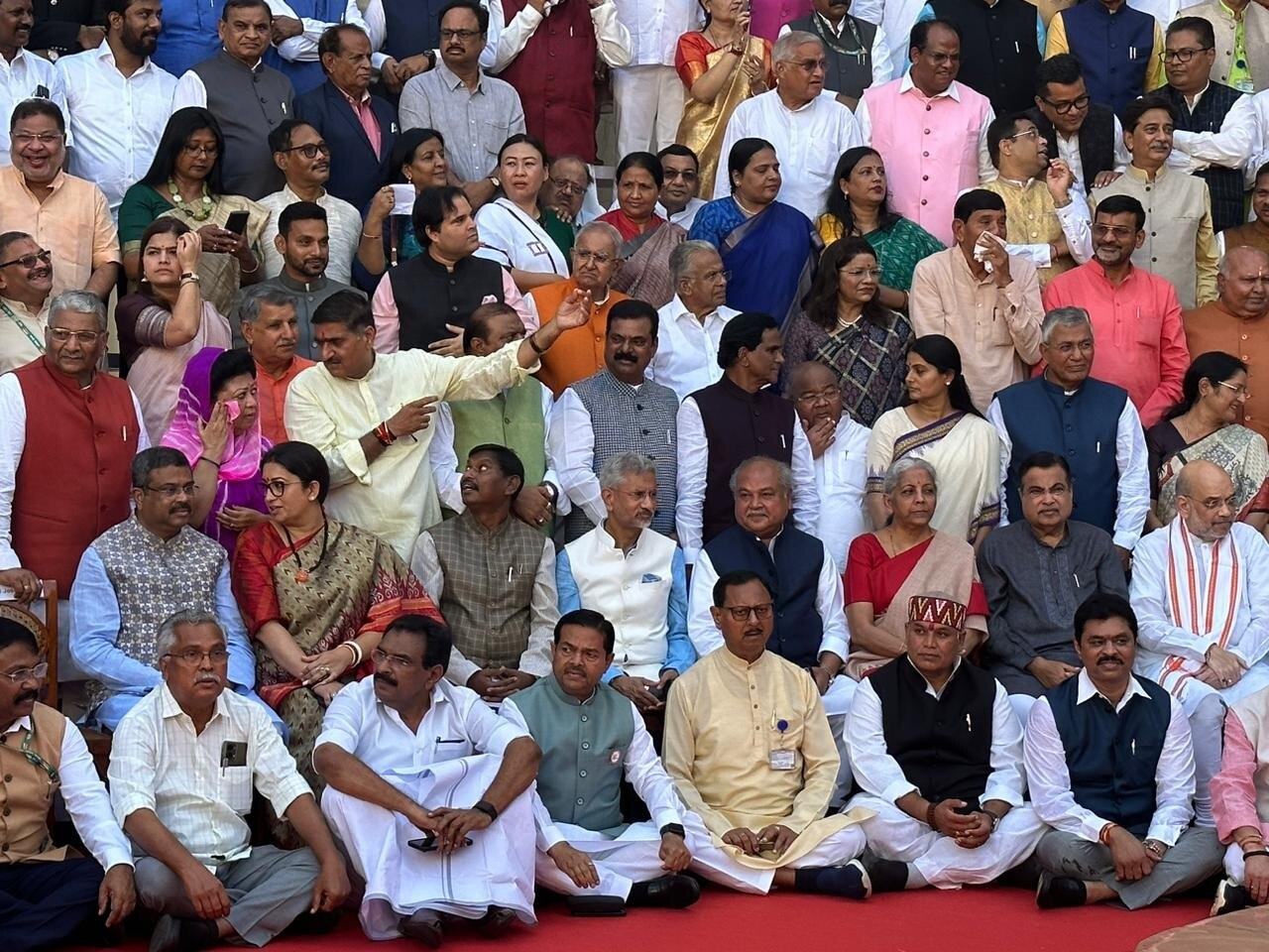 पुरानी संसद में सांसदों का फोटो शूट, पीएम मोदी, सोनिया गांधी समेत सभी  लोकसभा-राज्यसभा सदस्य मौजूद - Women Reservation Bill in parliament special  session Union Cabinet news ...