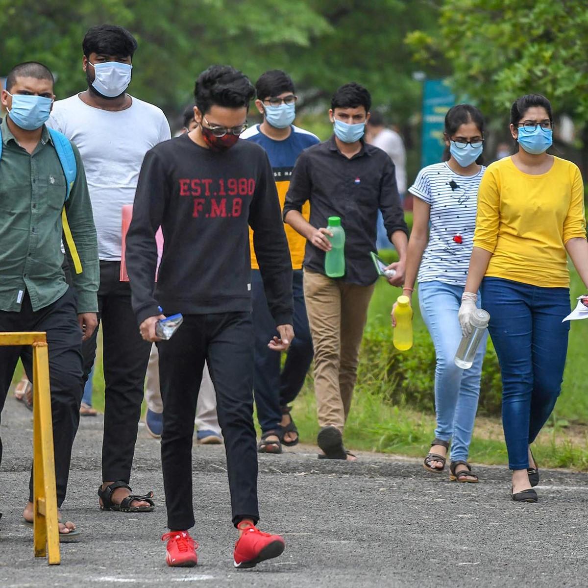 सोशल डिस्टेंसिंग का फॉलो करते हुए हो रही JEE Main परीक्षा (Photo: PTI) सोशल डिस्टेंसिंग का फॉलो करते हुए हो रही JEE Main परीक्षा (Photo: PTI)