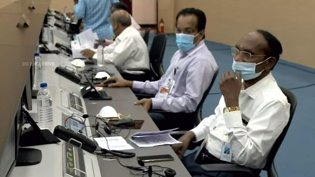 मिशन कंट्रोल सेंटर में लॉन्च प्रोसेस को देखते डॉ. के. सिवन. फोटोः इसरो