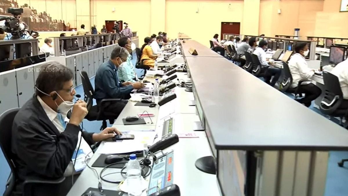 मिशन कंट्रोल सेंटर पर आखिरी जांच करते इसरो वैज्ञानिक. फोटोः इसरो