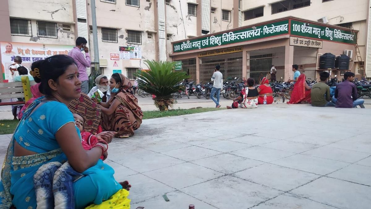 अस्पताल में बच्चे के साथ परिजन