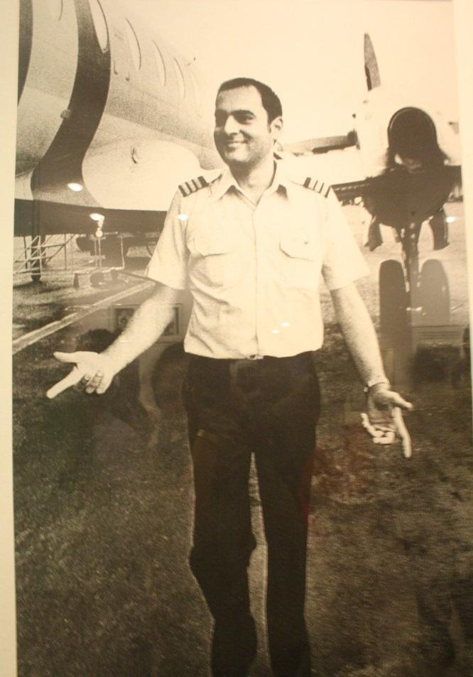 राजीव गांधी पायलट के परिधान में