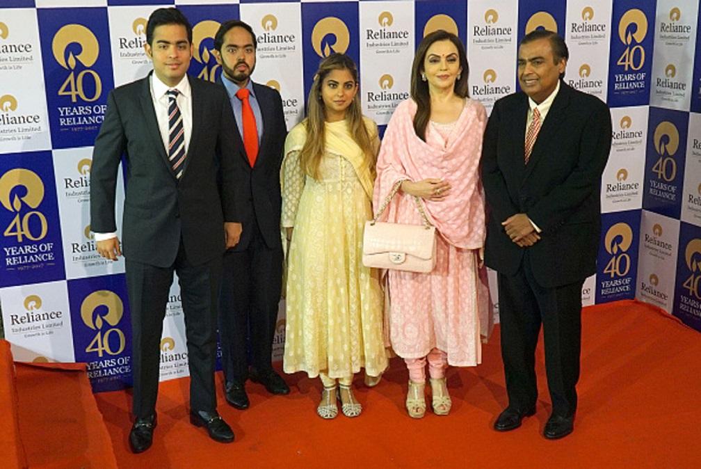 रिलायंस के प्रमुख मुकेश अंबानी और परिवार (Photo : Getty) रिलायंस के प्रमुख मुकेश अंबानी और परिवार (Photo : Getty)