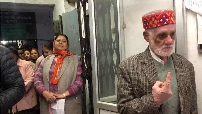 वोट डालने पहुंचे लोग