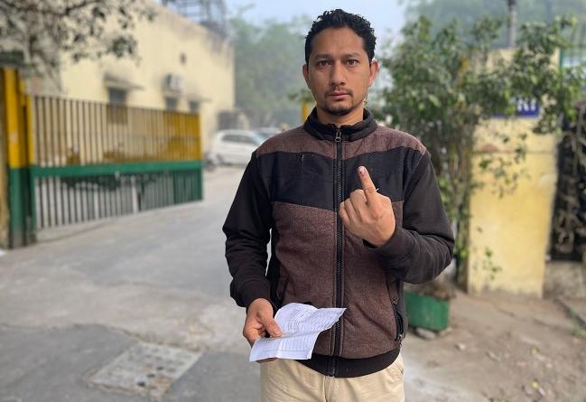 मतदान के बाद उंगली पर लगी स्याही दिखाते सतपाल सिंह मतदान के बाद उंगली पर लगी स्याही दिखाते सतपाल सिंह