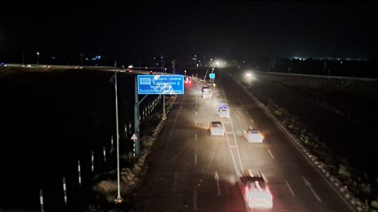 अतीक को लेकर जा रही पुलिस का काफिला