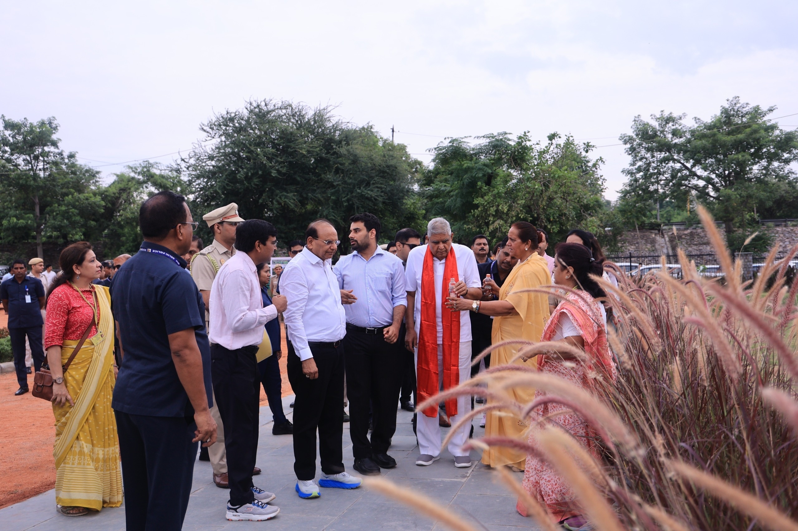 जगदीप धनखड़ को पानी ऑफर करती नजर आईं पत्नी सुदेश धनखड़ (Photo- ITG)