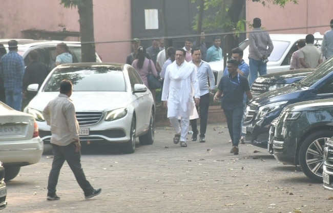 गोविंदा पहुंचे श्मशान घाट (Photo: AajTak)