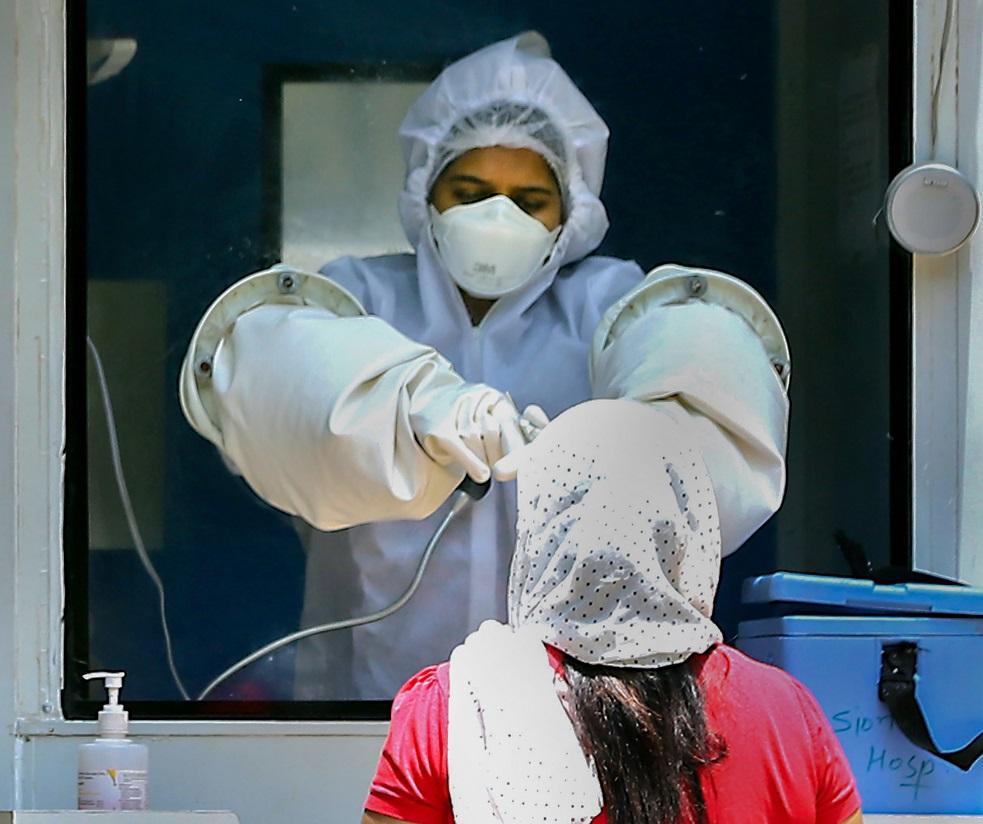 कोरोना जांच कराती महिला