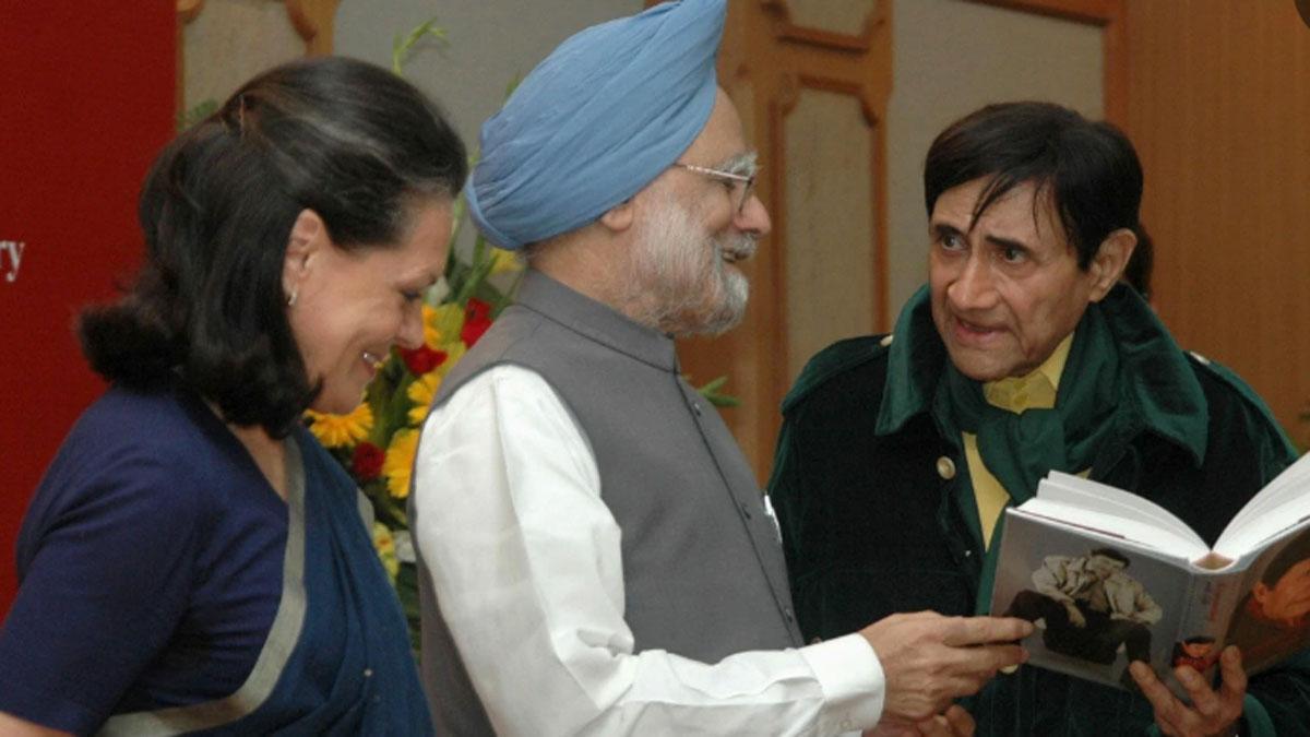 देव आनंद की किताब लॉन्च करते पूर्व पीएम मनमोहन सिंह (फाइल-एएफपी)