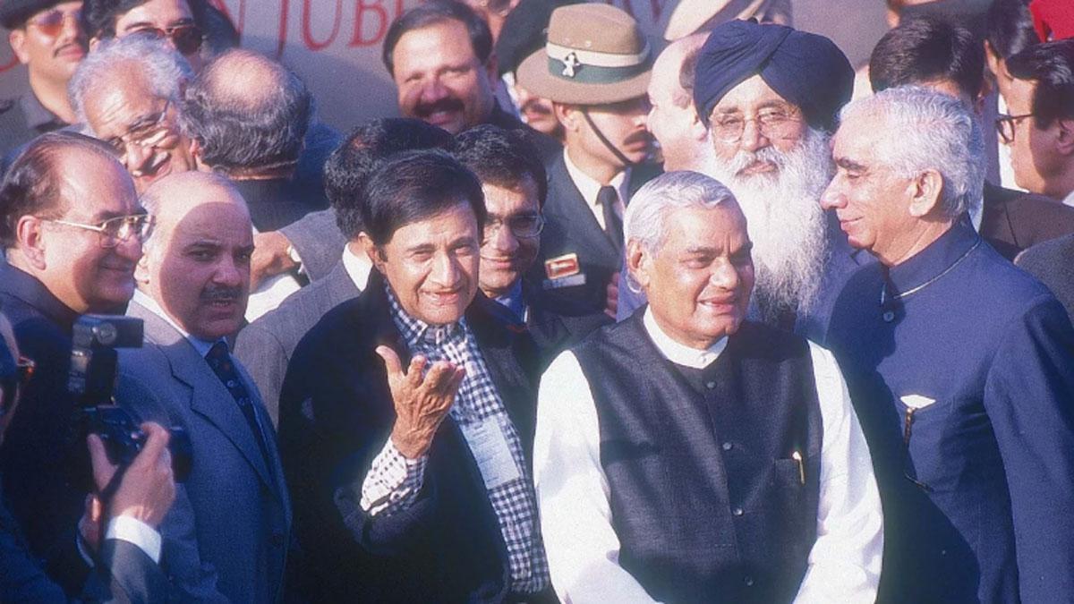 अटल बिहारी वाजपेयी के साथ देव आनंद (इंडिया टुडे आर्काइव)