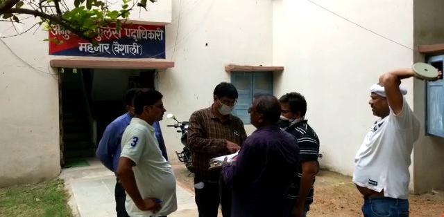 कागजात दिखाते रहे डाक विभाग के अधिकारी, थानेदार ने भगाया