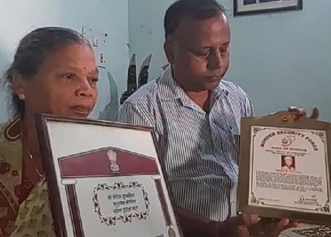 बेटे के सम्मान के साथ मां (फोटो-सत्यम)