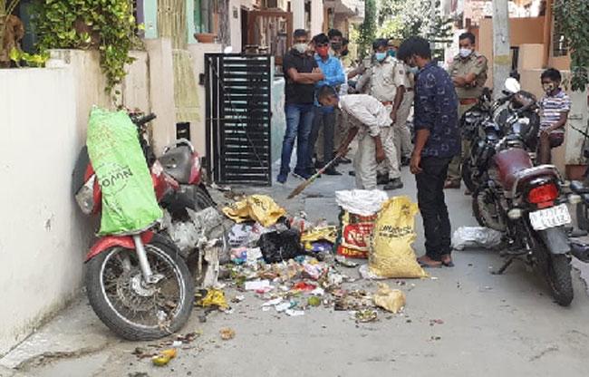 हाथरस के डीएम प्रवीण के जयपुर स्थित घर के बाहर कचरा फेंका गया